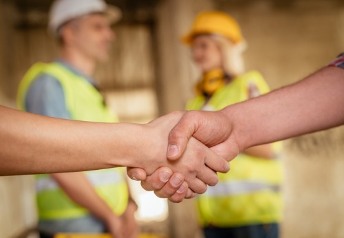 A business owner and Contractor in Peoria IL shaking hands